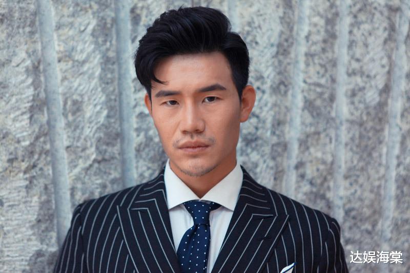 谢孟伟|嘎子哥模仿吴京翻拍《战狼》，不听成龙劝阻，网友：还不如去卖酒