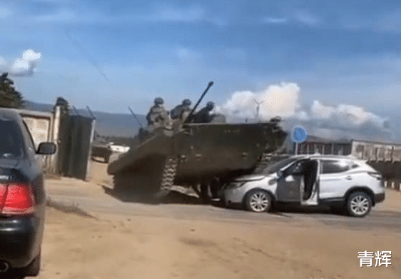 俄式車禍：民用SUV撞擊14噸的步戰車，直接將戰車“抬”起-圖3