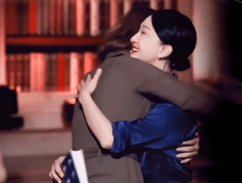 董卿|48岁董卿眉眼间尽是风情！穿工装裤美貌不输周迅，不愧是央视一姐