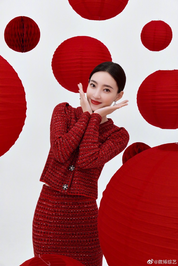 春晚|央视春晚造型：王一博中国红棒球外套，张艺兴水墨古风大片