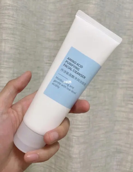 t恤 50岁女人怎么选抗衰老护肤品？这几款平价又好用，效果不比大牌差