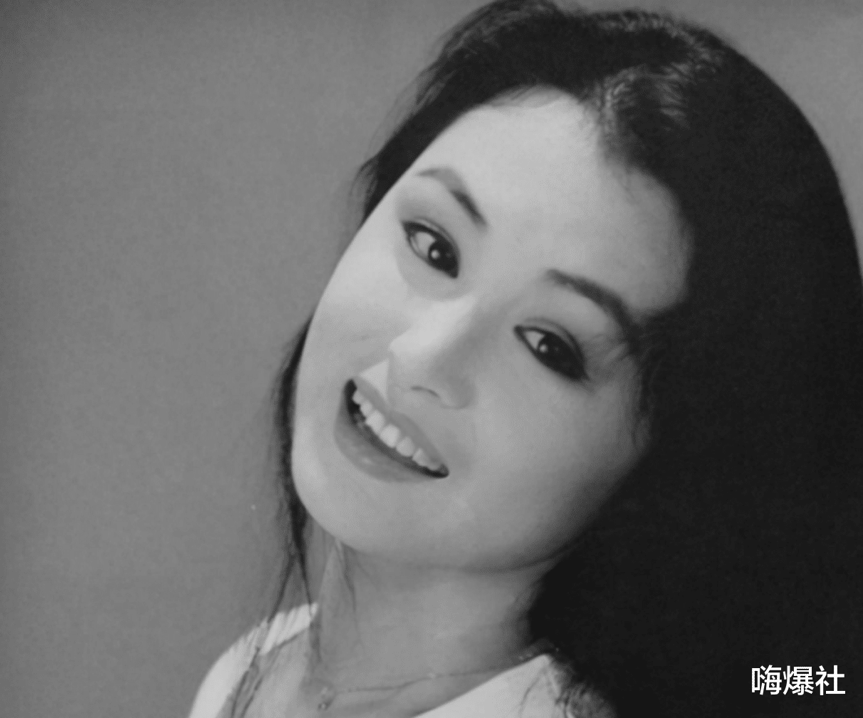 车祸 警方透露于月仙车祸原因，她坐后排有系安全带，车头扭曲严重，车顶更是直接被掀开