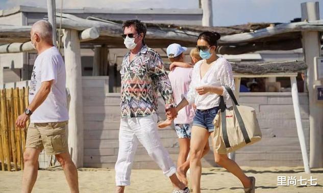 巩俐|巩俐终于做回小女人，穿深V热裤海滩散步，外籍老公全程牵手贴心