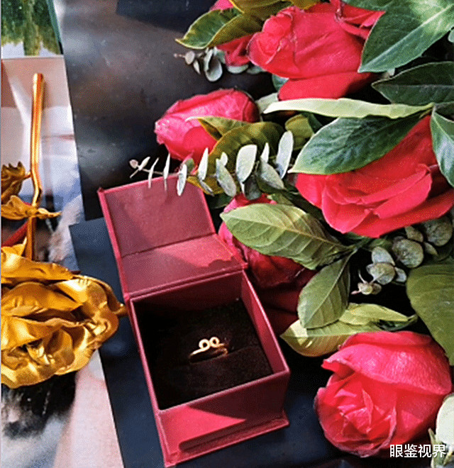 眼鉴视界 郑州一男子捧花表白被拒，陌生女子开口要走礼物，事后称很想认识