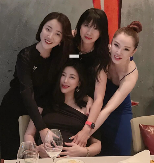时尚风行派|京圈名媛朱珠挺8月大肚庆生！穿半肩裙成名媛圈女王，脸浮肿不少