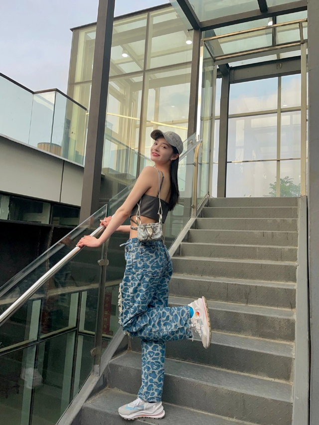 旗袍公馆|周洁琼私服放大招，穿绑带抹胸秀身材，配破洞裤效果确实吸睛