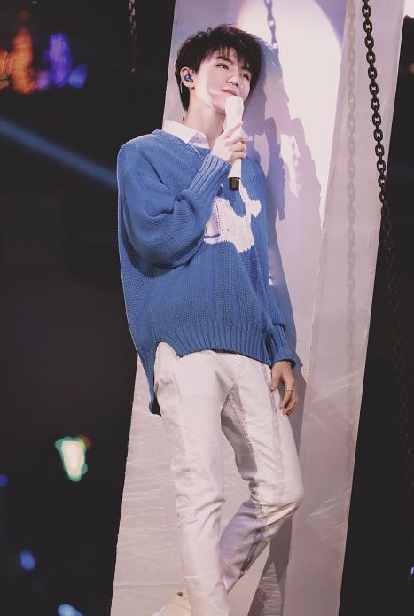 塞巴斯蒂安·斯坦|王俊凯再次长高，路人视角身高接近一米九，身材比颜值还惊艳