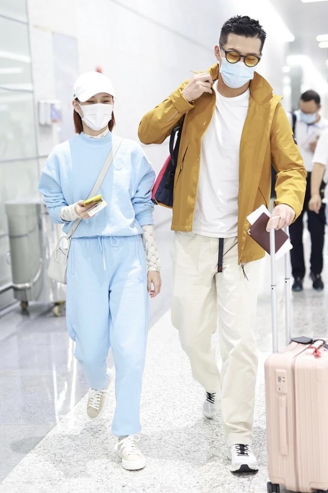 大表姐的时尚圈 何超莲窦骁真够恩爱，每次亮相都十指紧扣，看来这一对真“稳了”