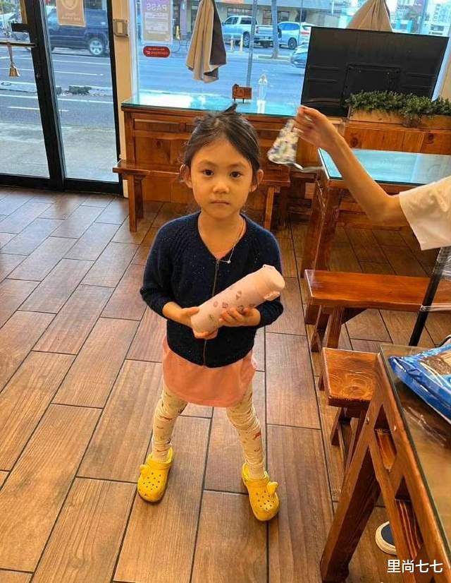 章子怡|陈冠希妻女现身聚会，4岁女儿秋裤配洞洞鞋太土味，颜值被妈拉垮