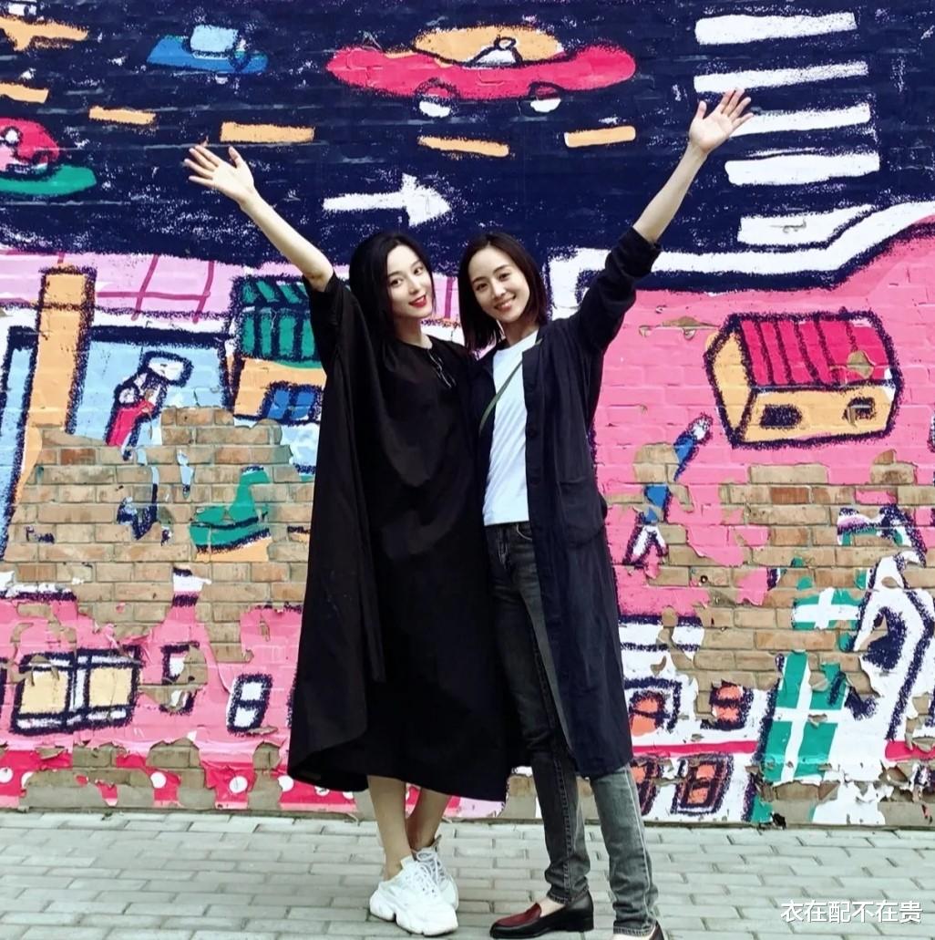 衣在配不在贵|张钧甯晒和范冰冰合影，虽然五官不如范美，却靠穿衣在气质上取胜