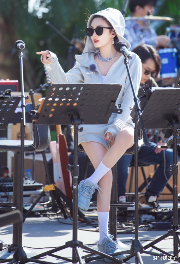 张雨绮|张雨绮穿女团热裤秀腿，成功带火“女王坐”，普通人根本模仿不了