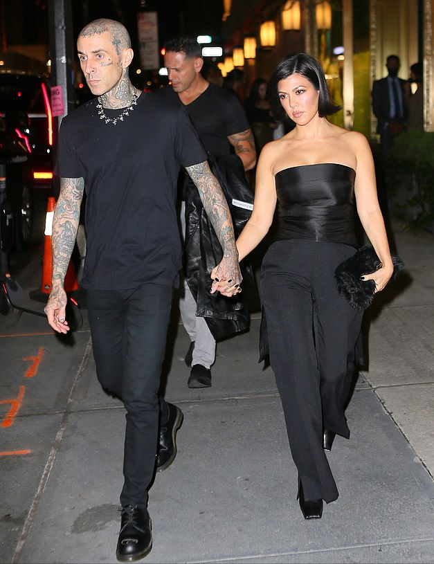 全球时尚风行 金大姐和男友又穿情侣装亮相啦！她穿抹胸衣好性感，男友走朋克风