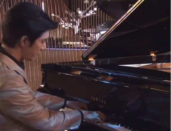 王力宏|王力宏离婚后首现身活动，唱情歌心情好！被指状态容光焕发