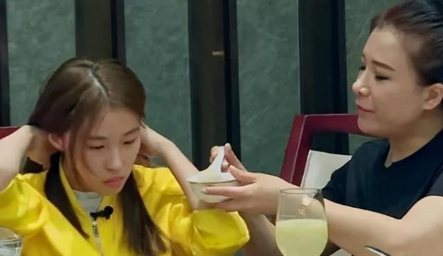 奶豆说育儿|“巨婴”女孩：每天花销过万、吃饭靠喂，现状怎样？