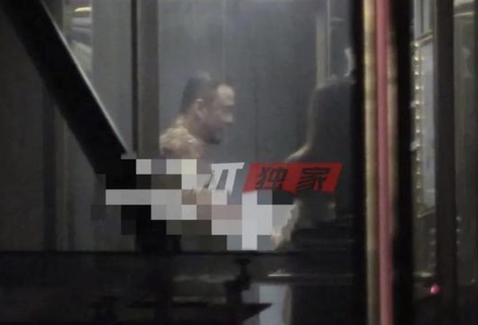 奶果的妈咪 杨坤又因喝多误事，深夜开豪车与好友聚会，当街耍酒疯拉女生不放