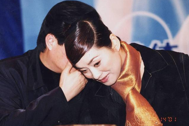 毛阿敏|61岁解直锟心脏病突发病逝，遗孀毛阿敏悲恸发讣告，留180亿财富