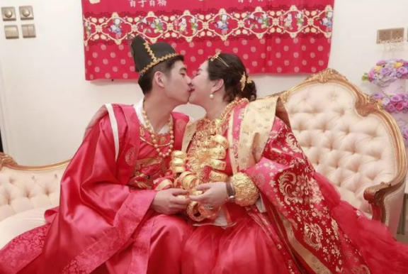 何超盈|200斤何超盈对小7岁辛奇隆撒娇，500婚戒算啥？女方5亿嫁妆才真狠