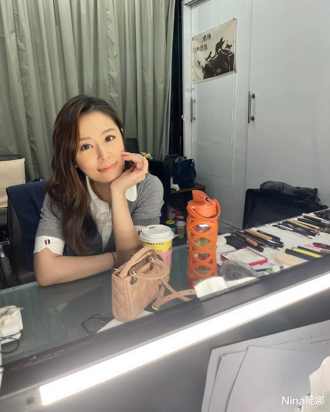Nina昵娜|林心如正式上班真奢侈，穿上千针织衫拎4万包，难怪被吐槽“铁公鸡”