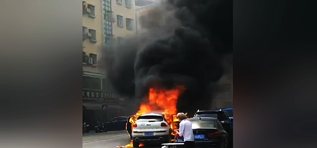 宓孤林|东莞男子因感情纠纷纵火烧车，捅刺女友后自残，市民：听到喊救命