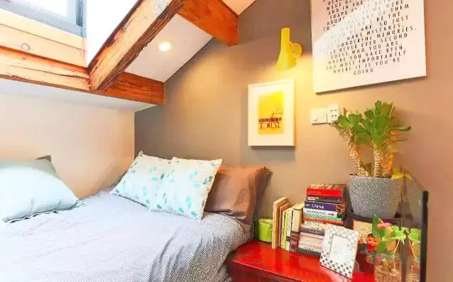 沪漂真实蚁族生活,一家4口租7㎡脏乱单间,儿女和父母睡一张床