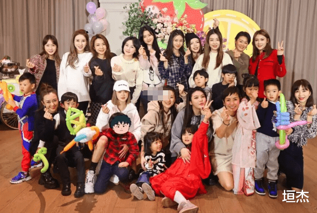 Angelababy|Angela baby带儿子参加生日会，五官精致像真人版芭比，儿子身高出众