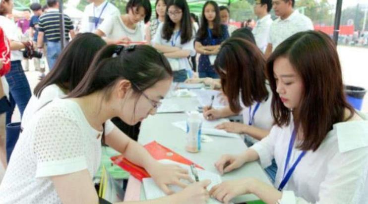 大学校园里的“地下生意”,看似你情我愿,殊不知是赌上了未来