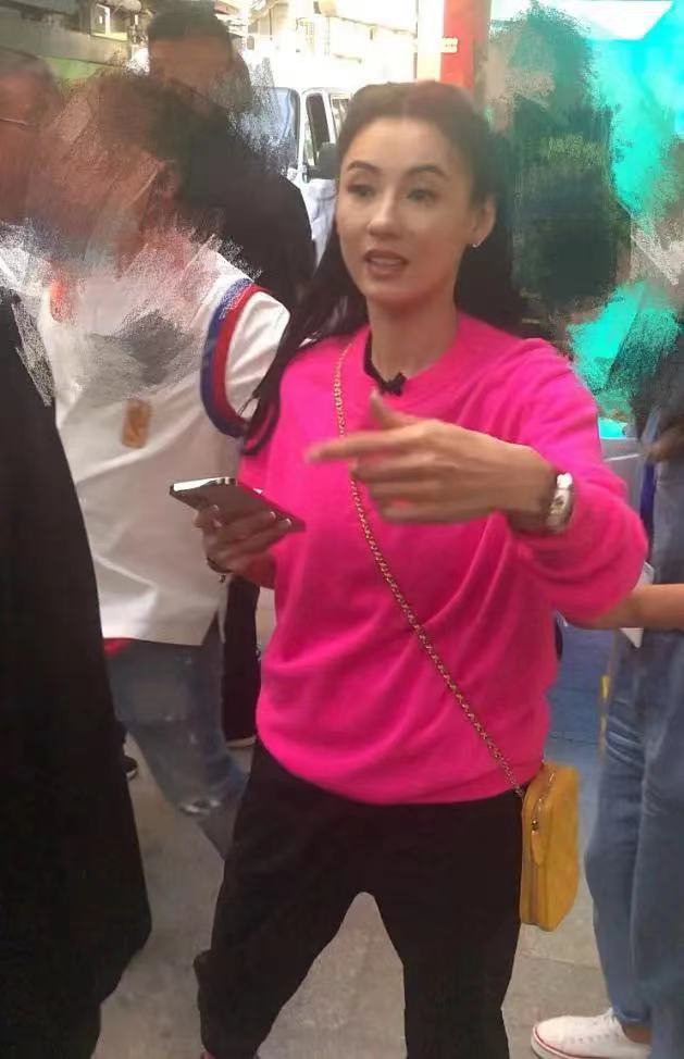 张柏芝|41岁张柏芝让人看楞！粉衣穿成大妈身材，这张脸却年轻的不可思议