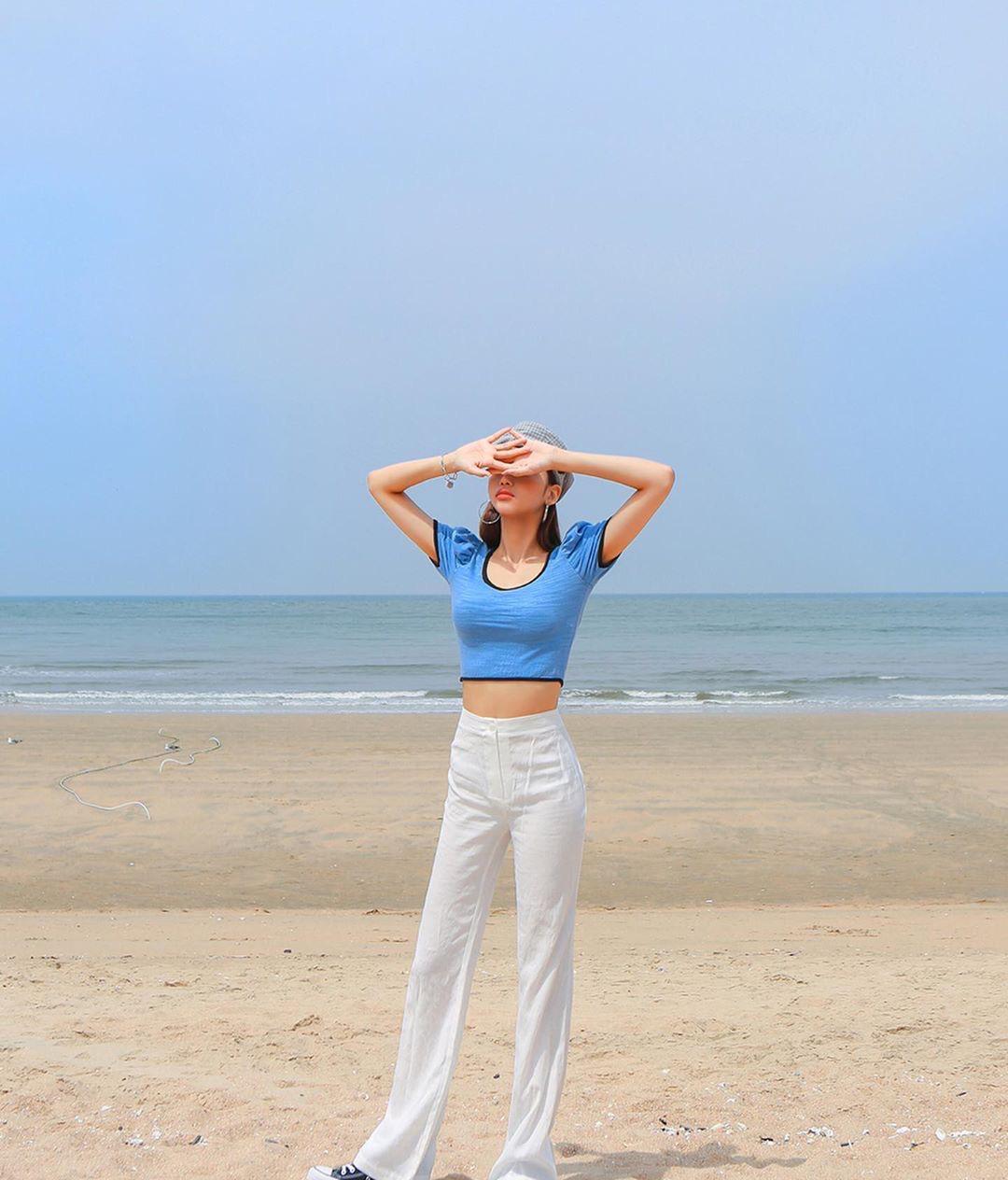 一个爱穿搭的小马甲|穿露脐T恤何必总配短裙，搭配裤装也能美到冒泡，吸睛还撩人