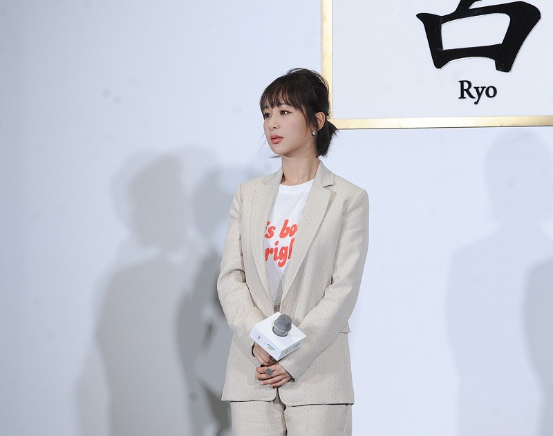 西装 杨紫还是适合“空气刘海”,中分发型暴露发际线,再配西装太成熟