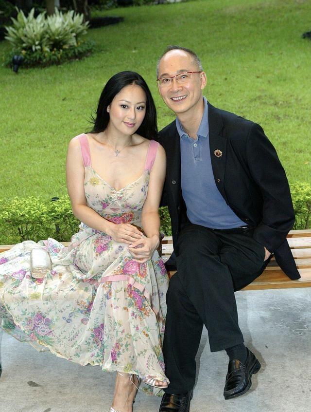 何有强|被章小蕙惊艳到了，一袭吊带拼接连衣裙成熟高贵，“贵妇范”十足