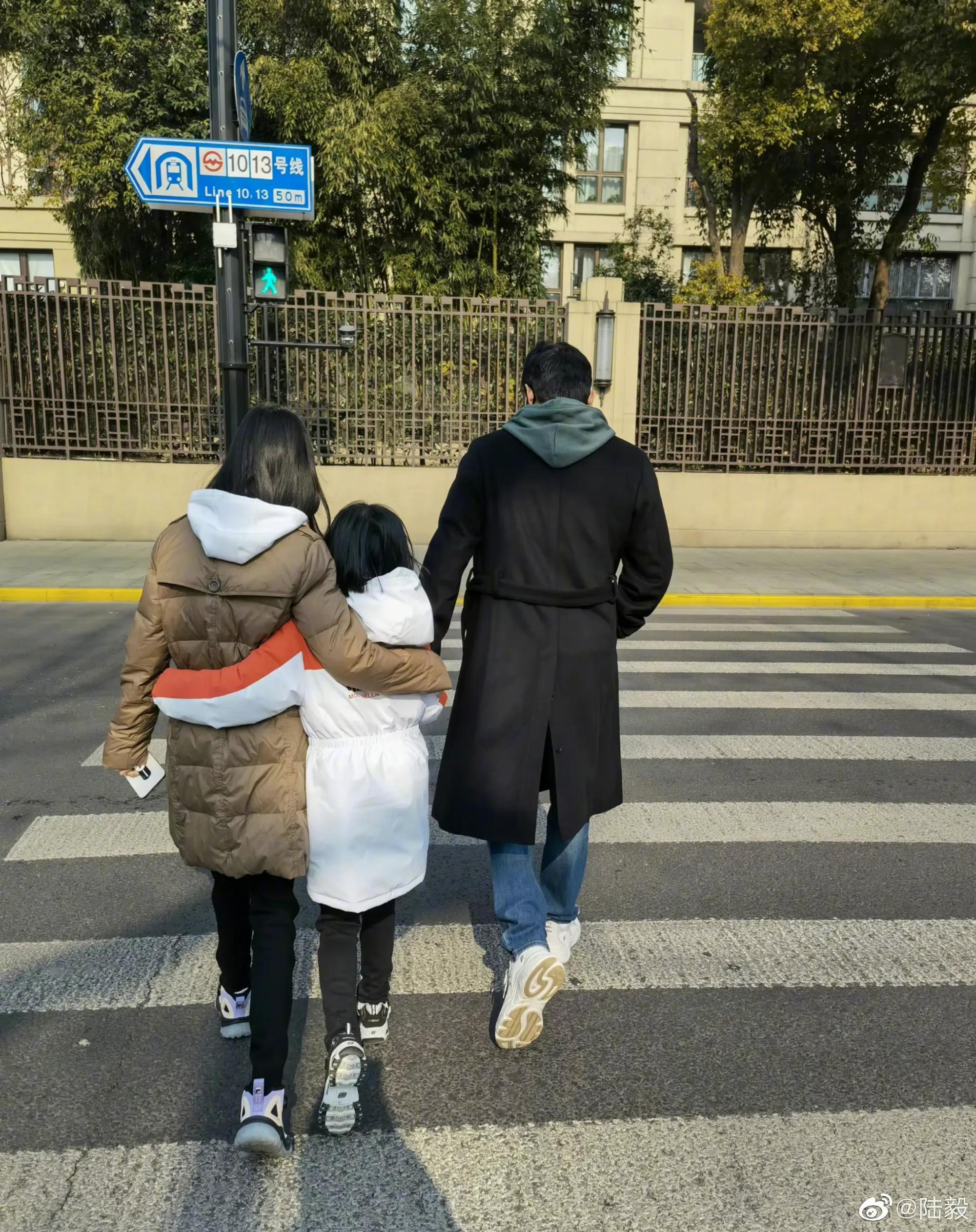 陆毅|陆毅晒照庆46岁生日,手牵俩女儿超幸福,13岁贝儿身高超爸爸肩膀