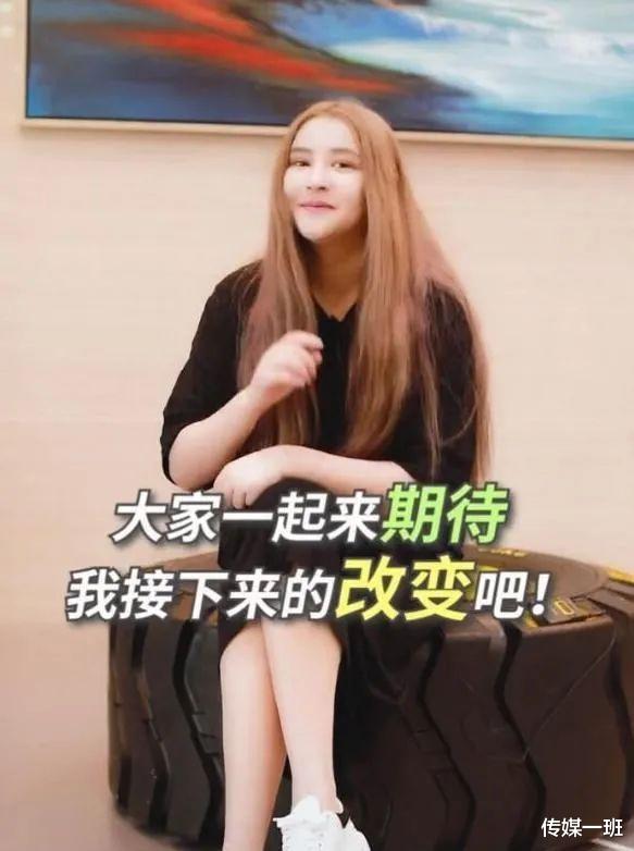李心艾|李心艾瘦下来后直播带货，眼睛比例不协调，下巴似锥子连嘴也歪了
