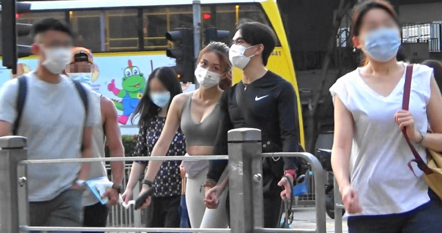 葛行于|钱小豪长子牵手女友街头遛狗，网红女友身材太火辣，路人侧目偷瞄