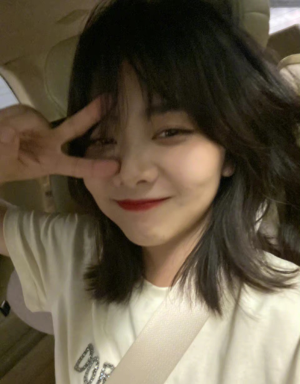 谭松韵|谭松韵化身手艺人,用纸叠一字肩套装,和网友评论区有爱互动