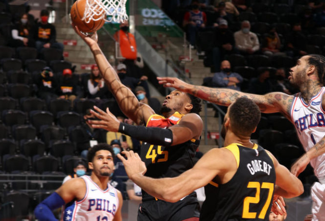 西蒙斯|还是输了!西蒙斯打疯了,狂轰42分准三双,霍华德小爆发