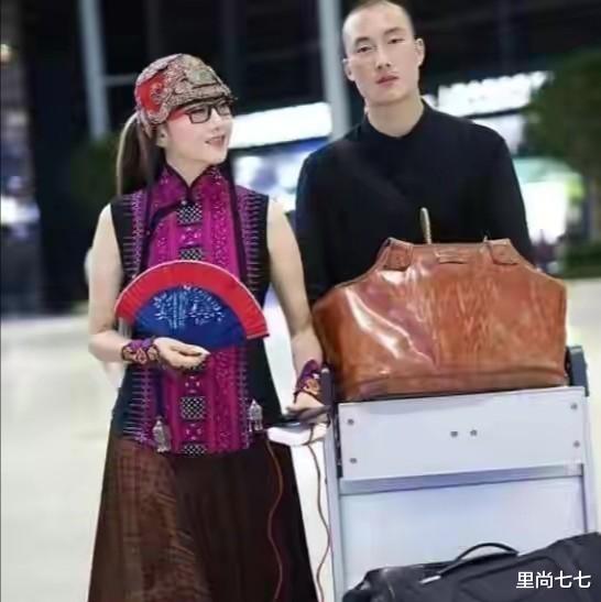 里尚七七|杨丽萍久违走机场，穿白裙手持折扇好仙气，脸部多肉身材却纤瘦