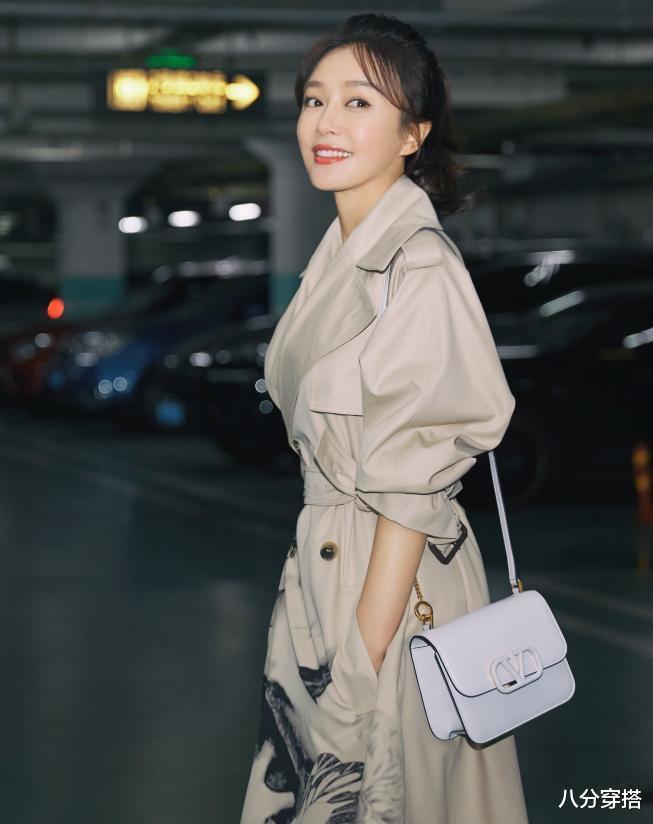 八分穿搭 42岁的秦岚也太会保养了,黑色方领连衣裙秀美背,状态不输少女