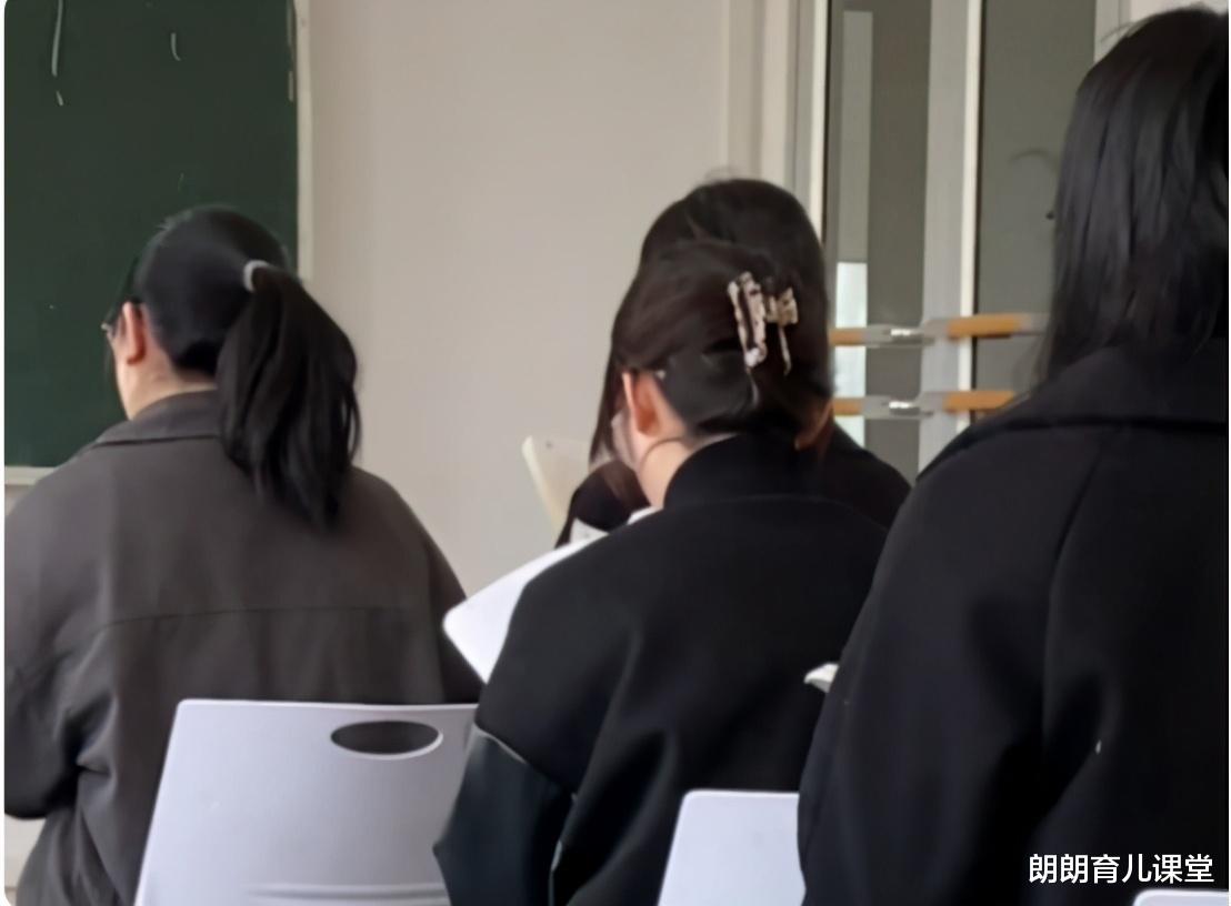 发型|90后女子“发型图鉴”火了，网友看后哭笑不得：直接回到20年前