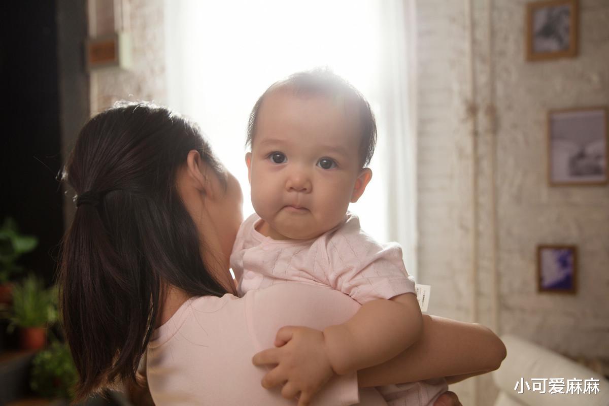 小可爱麻麻|为啥宝宝总喜欢被抱着走，放下就哭？这些“原因”家长要明白