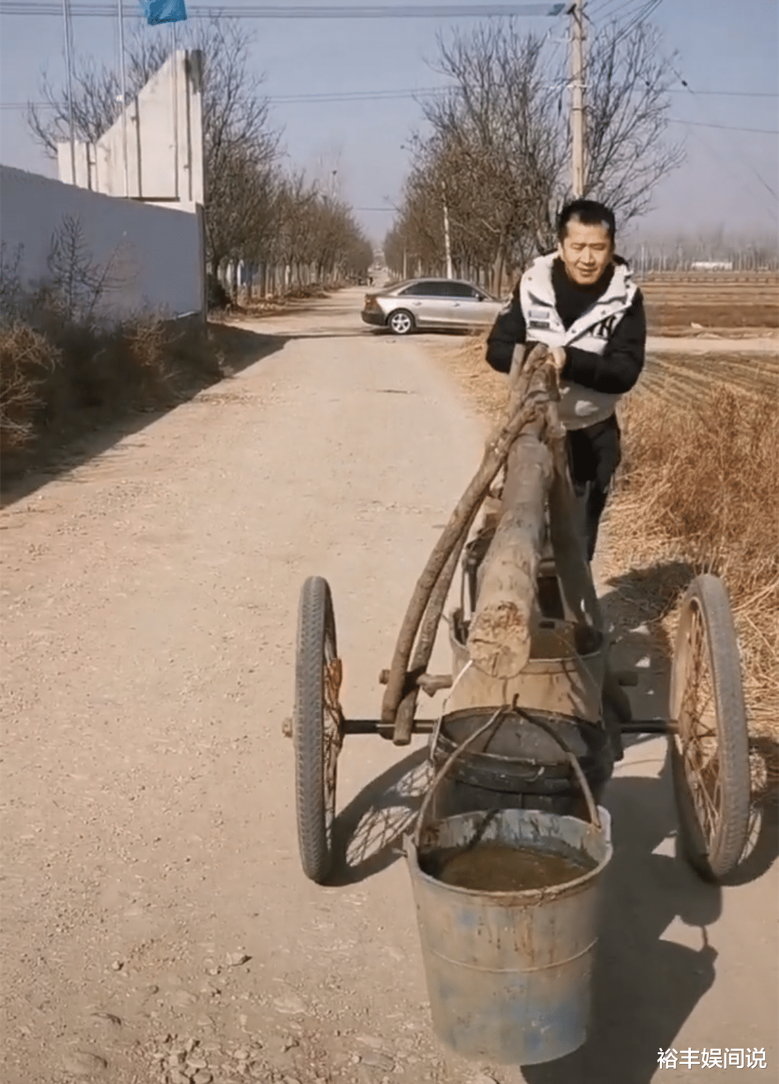 柳岩|知名艺人李嘉明近况落魄？农村街头推大粪车，挂六个桶不断摇晃