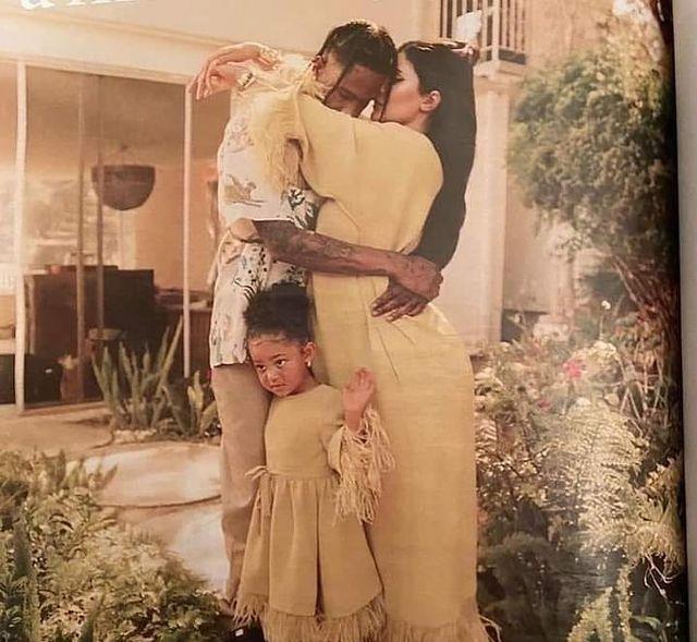 象棋|凯莉·詹娜的孕照流出，“一家四口”温馨，男友紧贴二胎孕肚宠溺