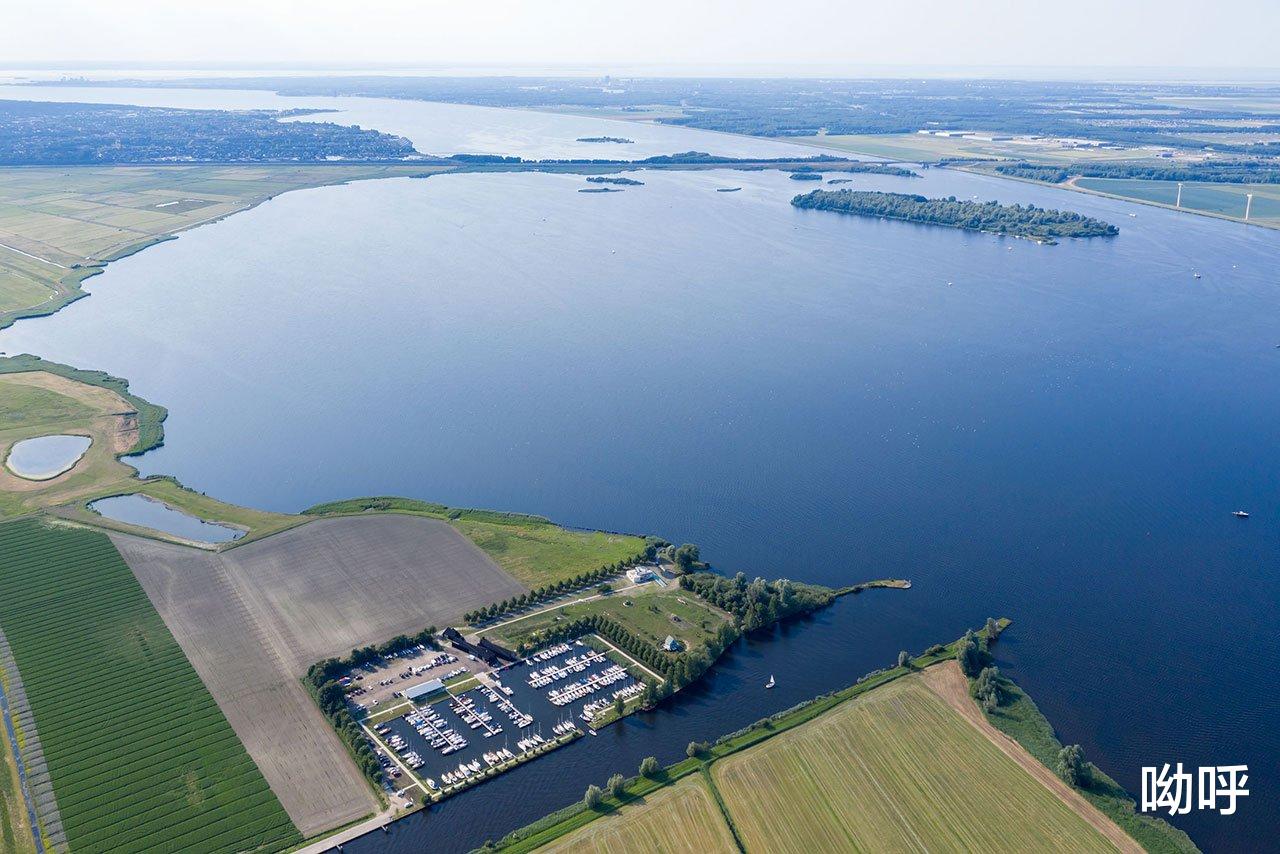 2021年BNA最佳建筑奖：德科特·范·沙伊克设计极简主义住宅