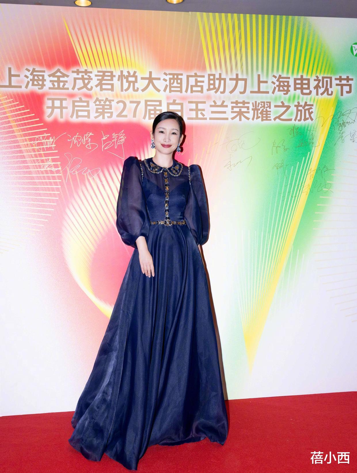 蓓小西|秦海璐越老气场越大，连土味印花外套都穿出了高级感，就她能撑住