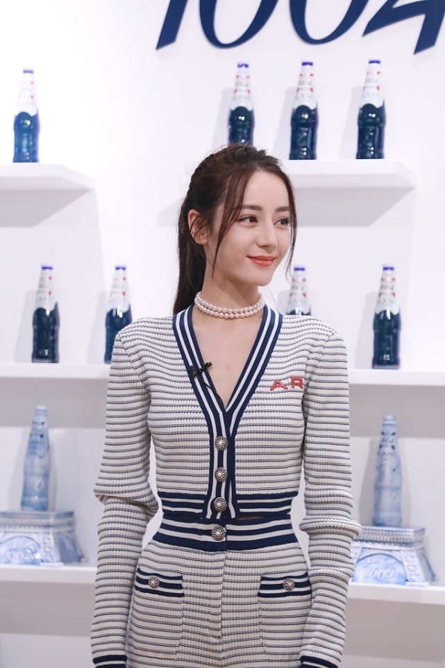 BiuFashion|“现实版乔晶晶”更撩人,迪丽热巴印花裙配单肩包,腰身比例太绝