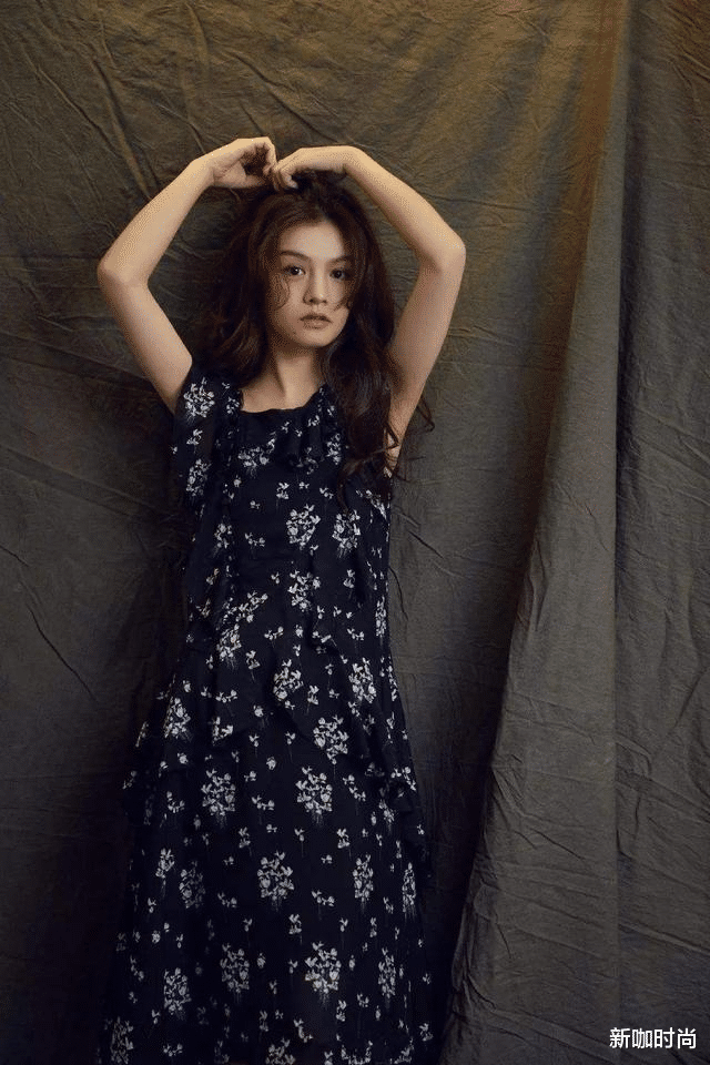 卷发|何洁气质飙升,穿黑色西装洋气又高级,原来是换了“羊毛卷”