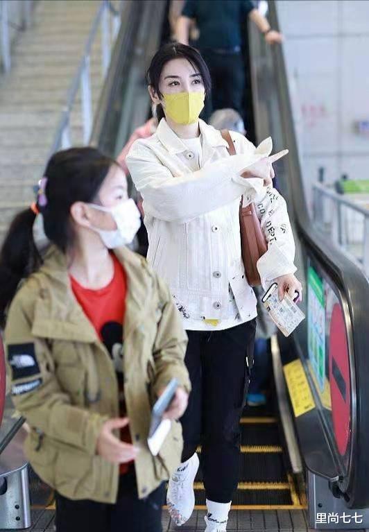 黄奕|黄奕携女走机场，她打扮精致容光焕发，8岁女儿穿着随意显成熟