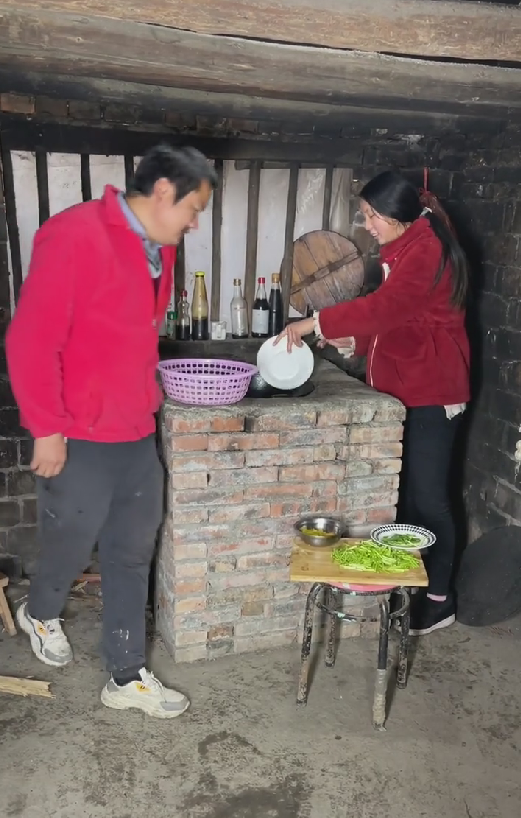 |牛爱芳首次回怼网友，称自己是记录生活，砸别人家房子又惹争议