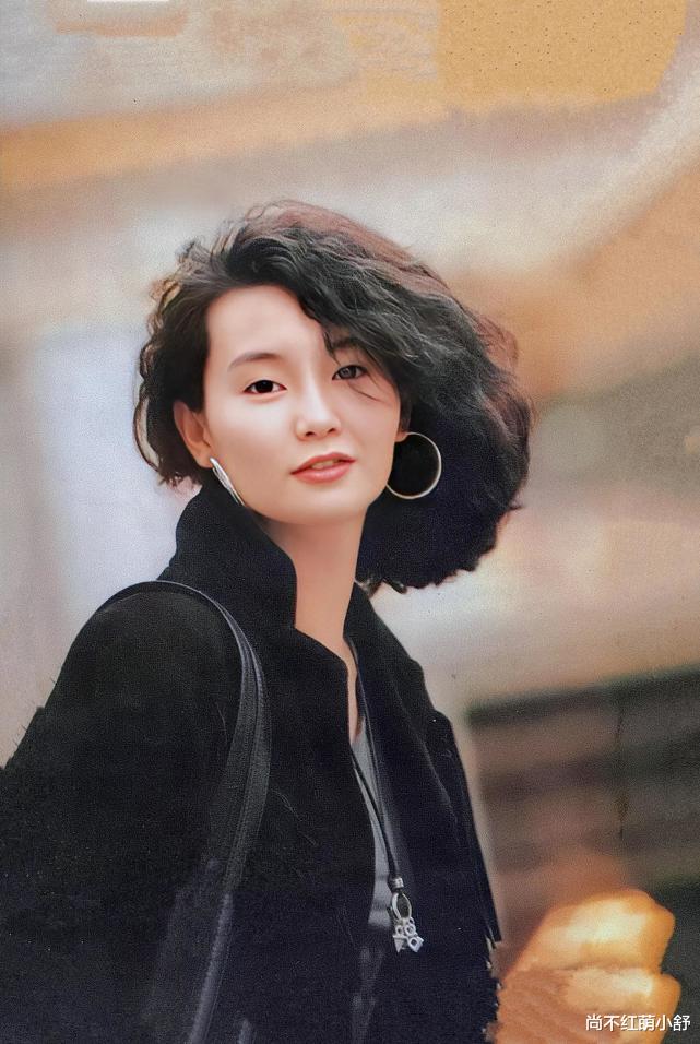 尚不红萌小舒|张曼玉20、30年前时髦穿搭火了，多年后网友：今天穿衣都比不上她