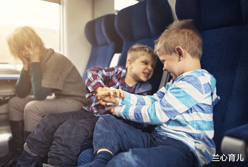 兰心育儿|电影院银幕又被孩子打坏了,家长或面临10万赔偿,为何管不住孩子的手?