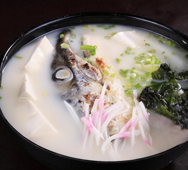 |西沙钓鱼人钓起“异形生物”，只有骨骼没有肉，网友：幼年哥斯拉